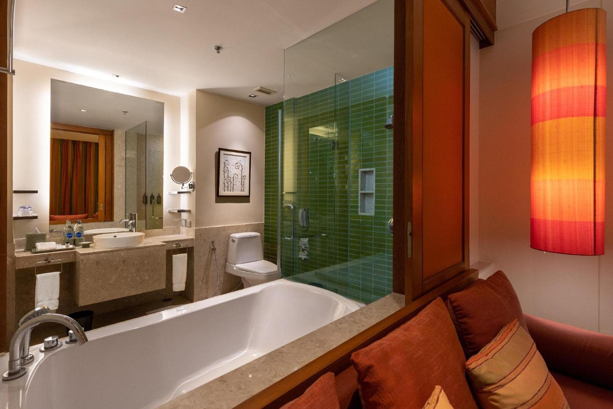 Lagoon Access Suite 1 Bedroom Suite 1 King Poolside view