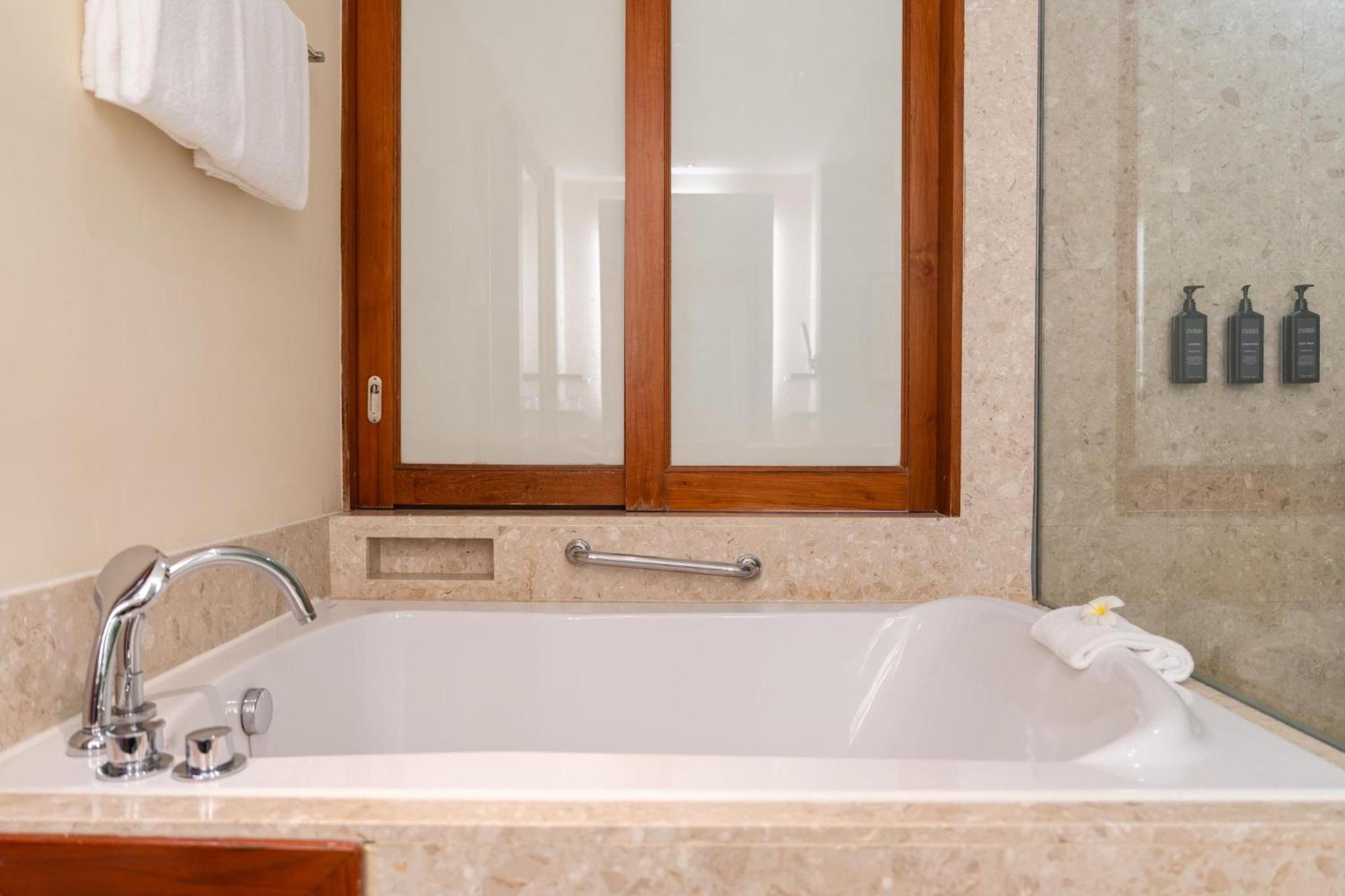 Lagoon View Suite 1 Bedroom Suite 1 King Pool view