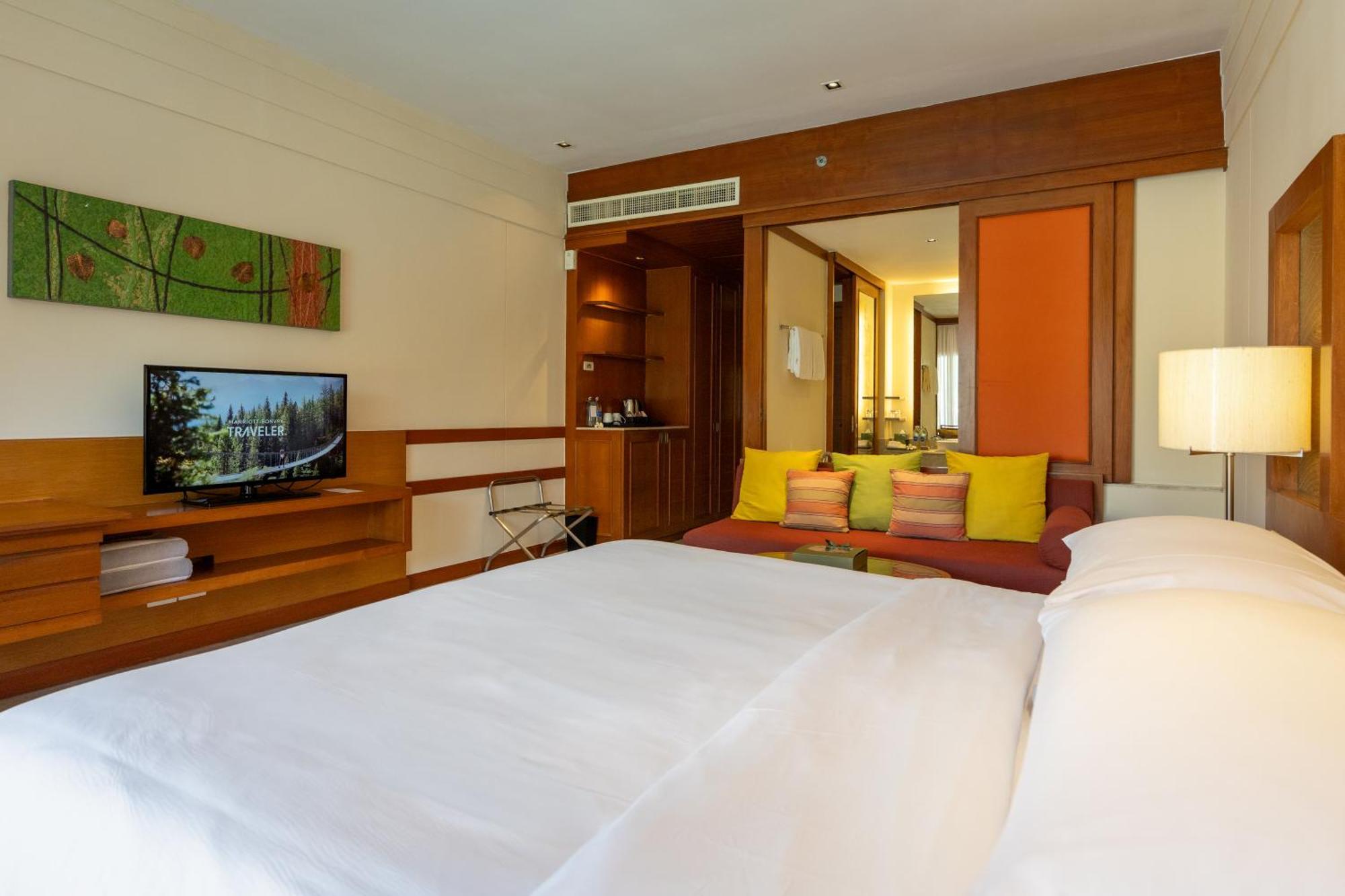 Lagoon View Suite 1 Bedroom Suite 1 King Pool view